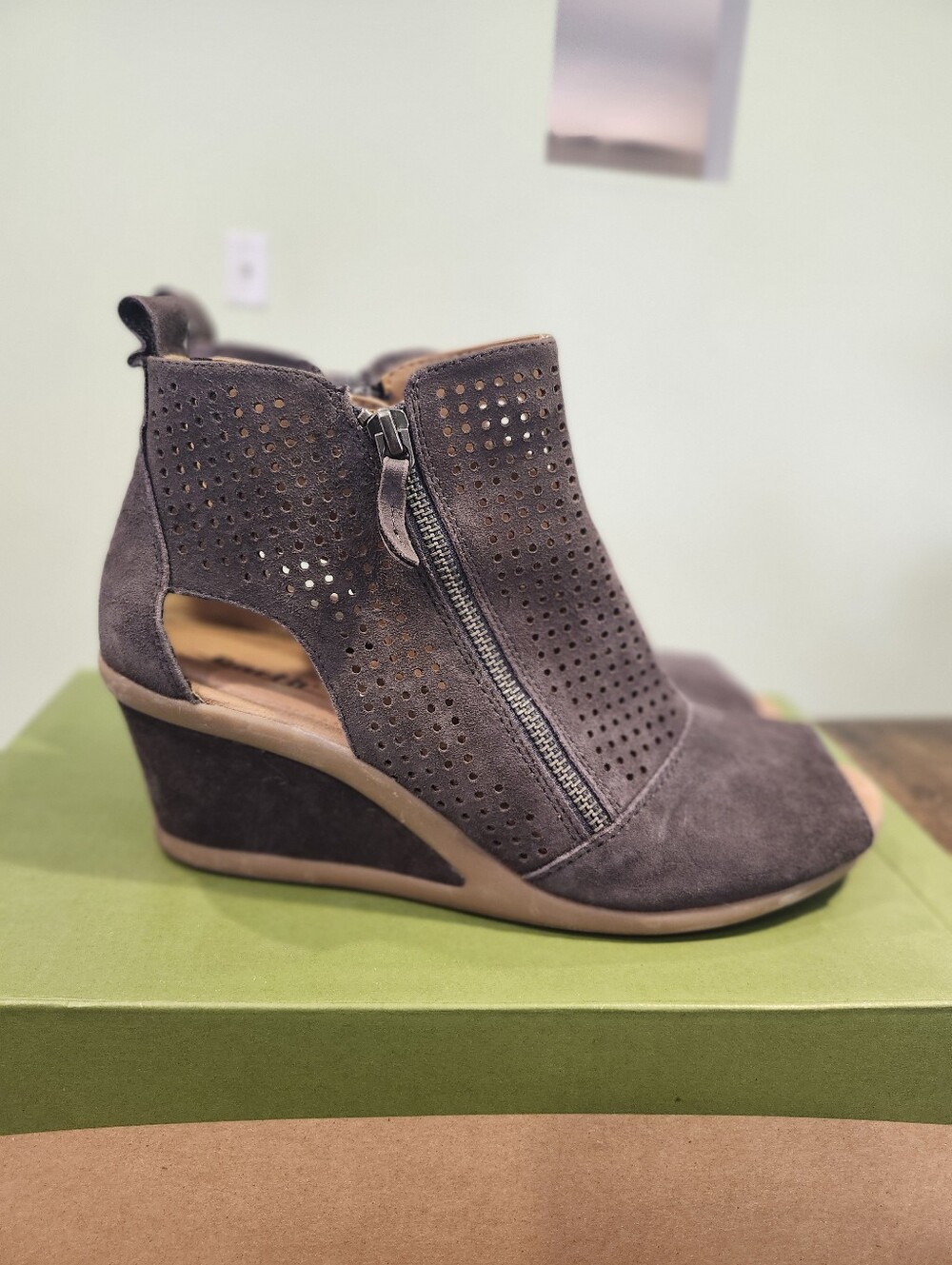 Women’s Earth Cosmos Grey Suede Perforated Wedge Bootie Size 10